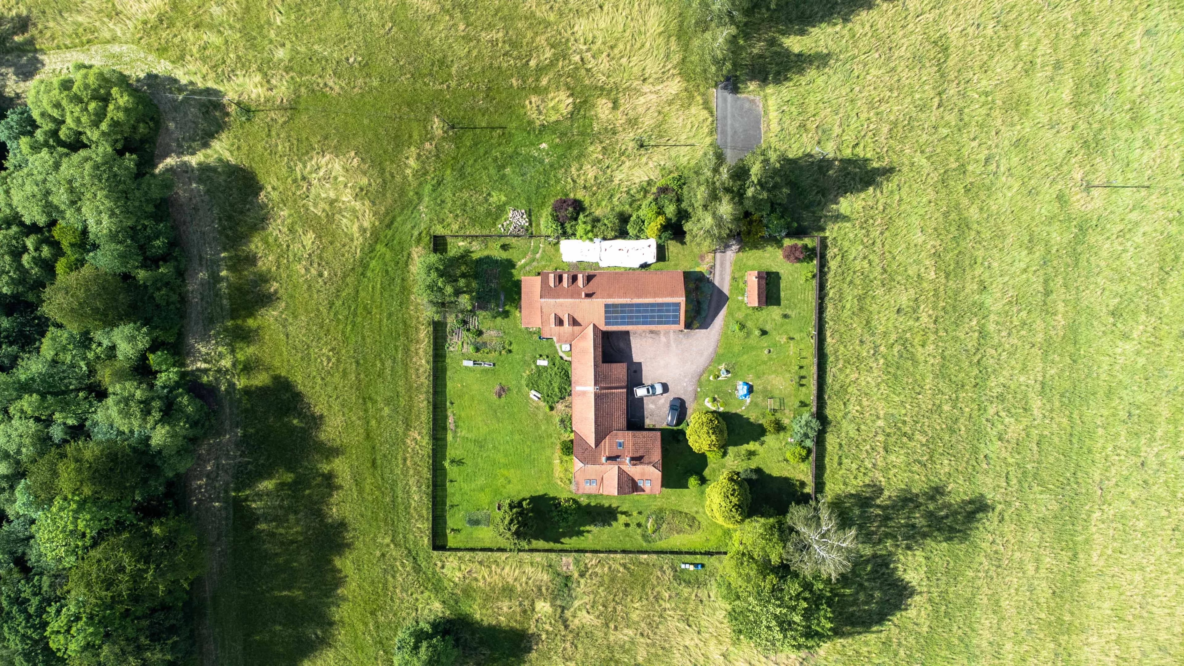 Fotka velkého domu se statkem z výšky dronem.