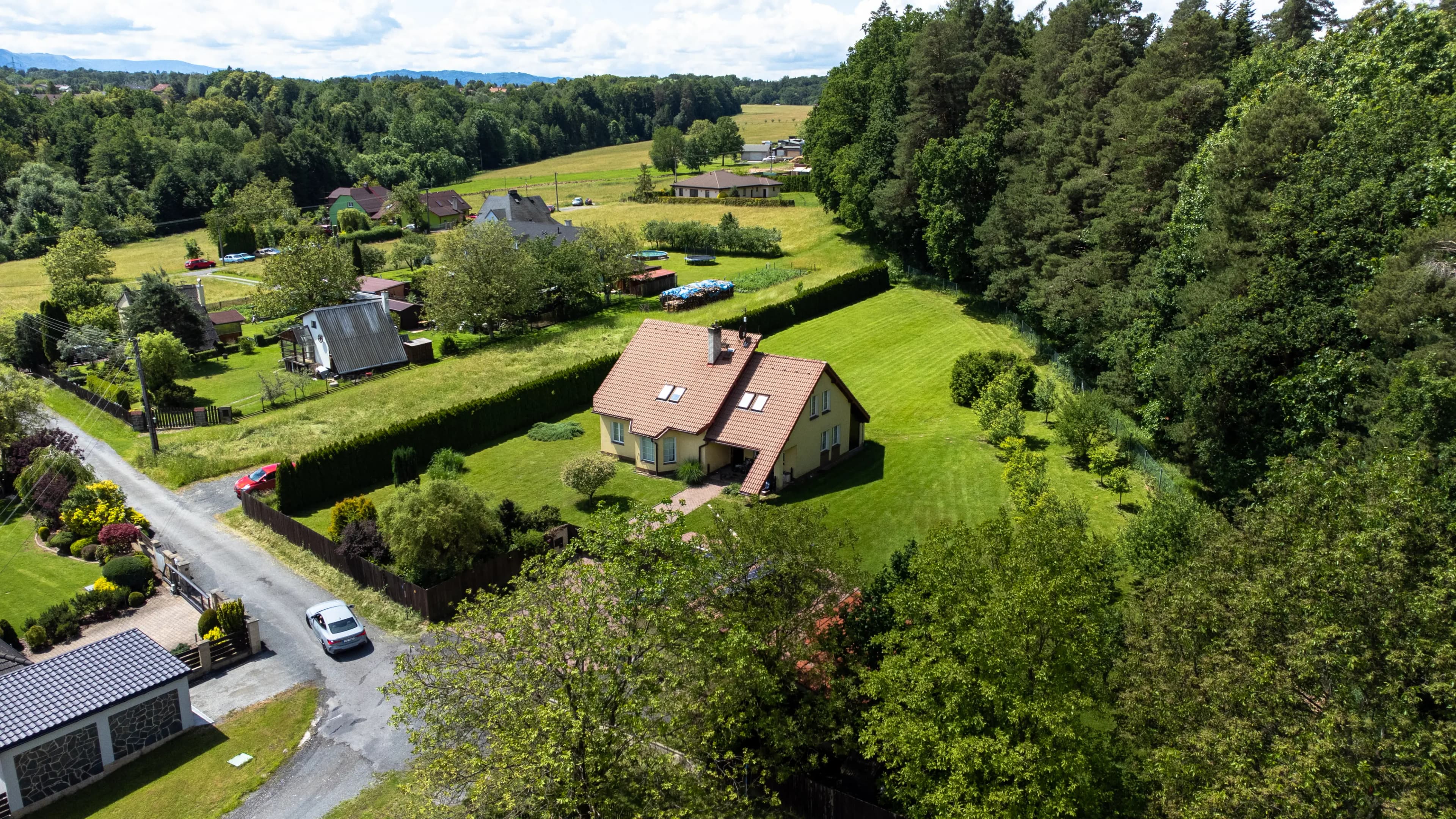 Obrázek rodinného domu vyfocený z výšky dronem.